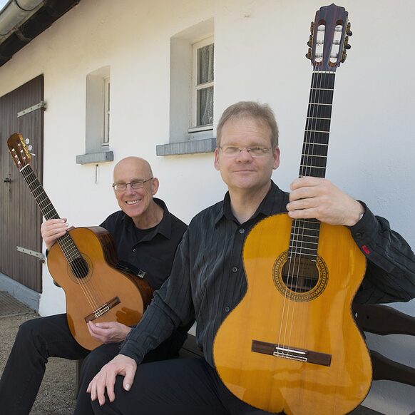 Die Künstler Duo Peter Hagen und Jörn Martens mit Gitarren in der Hand