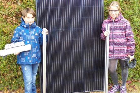 Luna und Lara freuen sich über die gewonnene Balkonsolaranlage