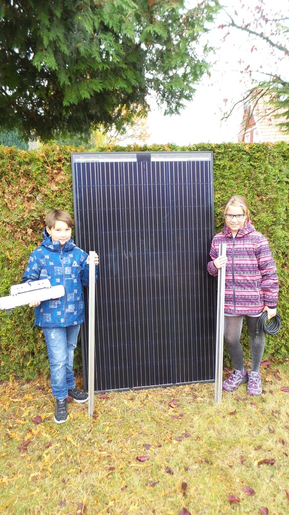 Luna und Lara freuen sich über die gewonnene Balkonsolaranlage