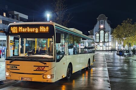 Spätbus der Linie 481 am Marburger Hauptbahnhof