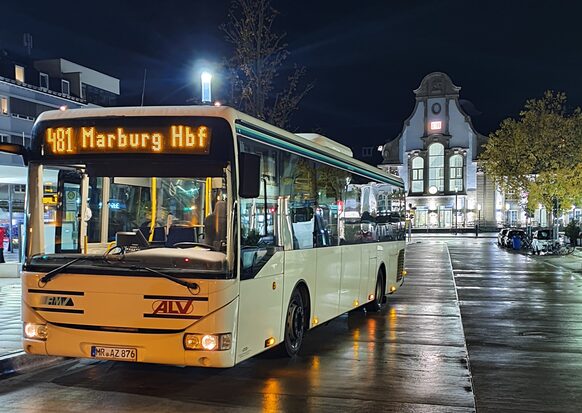 Spätbus der Linie 481 am Marburger Hauptbahnhof