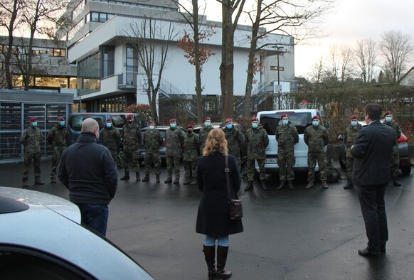 Der Erste Kreisbeigeordnete Marian Zachow (rechts) begrüßt die 16 neu eingesetzten Soldatinnen und Soldaten am Haupthaus der Kreisverwaltung.
