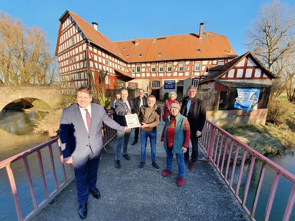 Teilnehmer und Teilnehmerinnen vor der Brücker Mühle