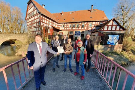 Teilnehmer und Teilnehmerinnen vor der Brücker Mühle