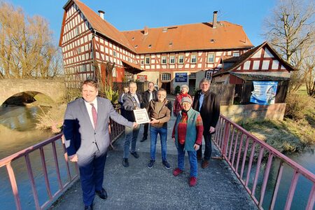 Teilnehmer und Teilnehmerinnen vor der Brücker Mühle