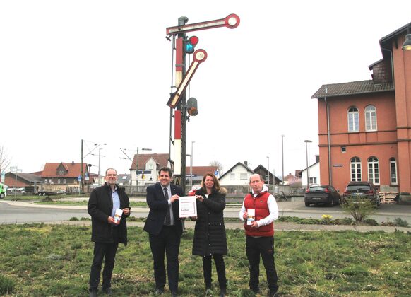 Der Erste Kreisbeigeordnete Marian Zachow (2.v.l.) überreicht das offizielle Schild  "Ankerpunkt der Route der Arbeits- und Industriekultur"