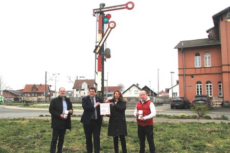 Der Erste Kreisbeigeordnete Marian Zachow (2.v.l.) überreicht das offizielle Schild  "Ankerpunkt der Route der Arbeits- und Industriekultur"