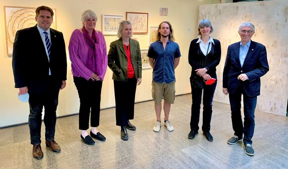 Der Erste Kreisbeigeordnete Marian Zachow, Laudatorin Sabine Harder, Lucia Becker, Tobias Funk, Benita von Wendt und der Kreistagsvorsitzende Detlef Ruffert (v.l.) bei der Eröffnung der Kunst-Ausstellung „wohin“ im Marburger Landratsamt.