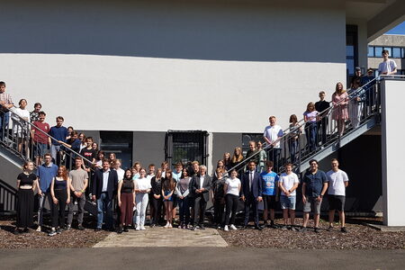 Gruppenbild mit den Mitgliedern und Mitgliederinnen des neugewählten Kreisjugendparlaments