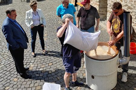 Bierbrauer im Schlosshof Biedenkopf