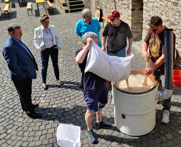 Bierbrauer im Schlosshof Biedenkopf