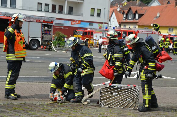 Eine Mannschaft aus Bad Endbach-Hartenrod auf der Wettkampfbahn bei den Feuerwehrleistungsübungen