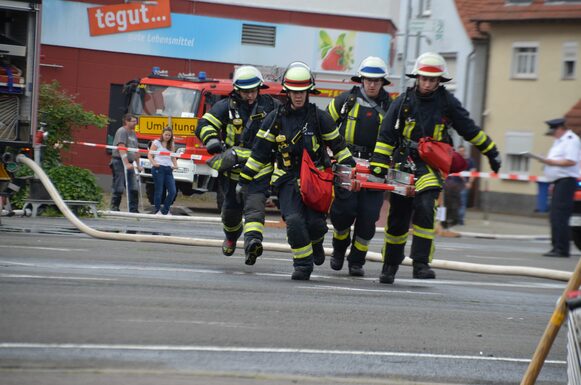Eine Mannschaft aus Bad Endbach-Hartenrod auf der Wettkampfbahn bei den Feuerwehrleistungsübungen