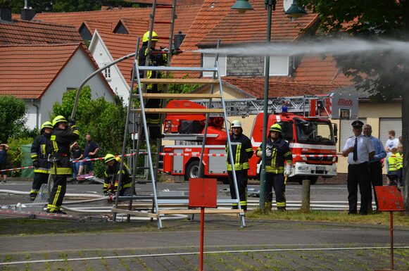 Die Feuerwehr Rauschenberg bei Löscharbeiten bei den Feuerwehrleistungsübungen