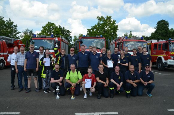 Die Feuerwehr-Teams aus Beltershausen, Stausebach und Cappel bei der Siegerehrung der Feuerwehrleistungsübungen