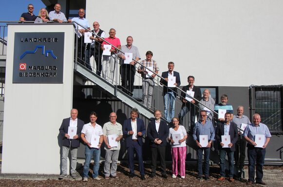 Gruppenbild der 19 engagierten Menschen nach der Auszeichnung mit dem Landehrenbrief