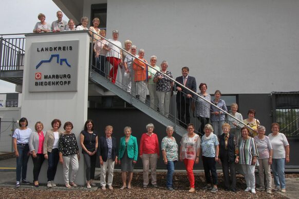 Gruppenbild der ehrenamtlich Tätigen in der Seniorenbildung nach der Ehrung durch den Ersten Kreisbeigeordneten Marion Zachow