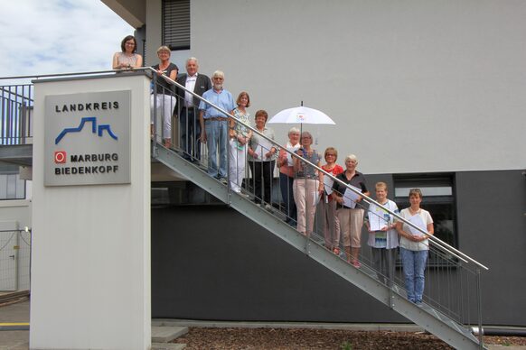 Gruppenbild der Ehrenamtlichen der Seniorenbildung der Volkshochschule nach der Ehrung durch Kreisbeigeordneten den Klaus Weber