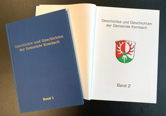 Zwei Bücher mit Informationen zur Geschichte Kombachs