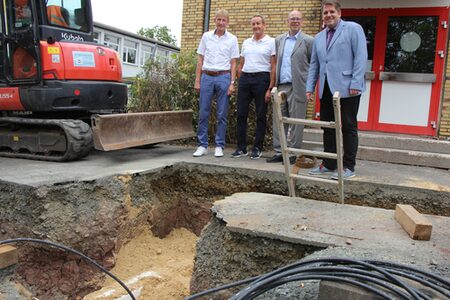 Reiner Röder (Fachbereichsleiter Schule und Gebäudemanagement des Kreises), Andreas Kühn (stellvertretender Schulleiter an der Alfred-Wegener-Schule), Dr. Andreas Brors (Geschäftsführer der EAM Natur Energie) sowie der Erste Kreisbeigeordnete und Schuldezernent Marian Zachow machen sich vor Ort ein Bild.