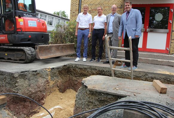 Reiner Röder (Fachbereichsleiter Schule und Gebäudemanagement des Kreises), Andreas Kühn (stellvertretender Schulleiter an der Alfred-Wegener-Schule), Dr. Andreas Brors (Geschäftsführer der EAM Natur Energie) sowie der Erste Kreisbeigeordnete und Schuldezernent Marian Zachow machen sich vor Ort ein Bild.