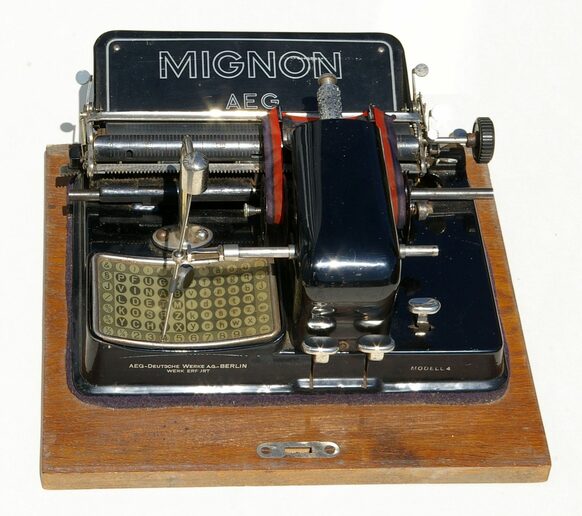 Eine alte Zeigerschreibmaschine Mignon Typ 4