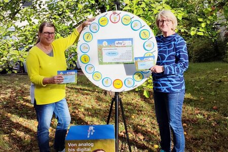 Petra Weckesser-Dawedeit (l.) und Karin Lippert von der Seniorenbildung des Kreises präsentieren ein Glücksrad, das auch beim Kreisseniorennachmittag zum Einsatz kommen wird.