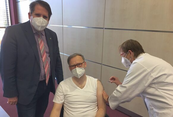 Landrat Womelsdorf erhält die Grippeimpfung
