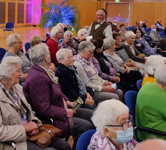 Besucherinnen und Besucher beim Kreissenioren-Nachmittag in Stadtallendorf