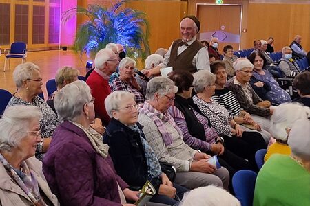 Besucherinnen und Besucher beim Kreissenioren-Nachmittag in Stadtallendorf