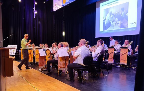 Der Musikverein Gladenbach unter Leitung von Michael Werner spielt auf dem Kreisseniorennachmittag in Stadtallendorf