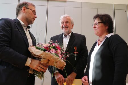 Landrat Jens Womelsdorf, Werner Hesse und seine Ehefrau bei der Überreichung des Verdienstordens