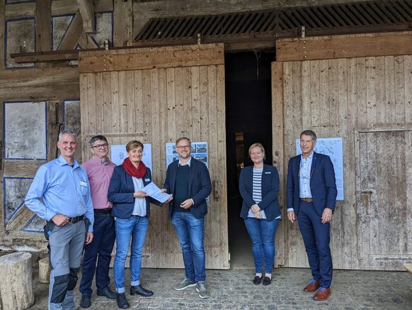 Übergabe des Förderbescheides an die Familie Kiefer durch Landrat Jens Womelsdorf