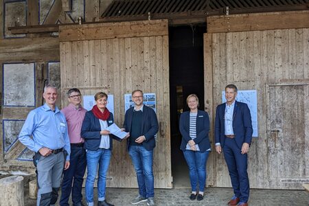 Übergabe des Förderbescheides an die Familie Kiefer durch Landrat Jens Womelsdorf