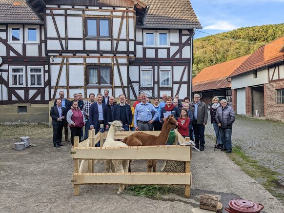 Beteiligte Akteure des Projektes „Pflegebauernhof“ vor dem FAchwerkbau