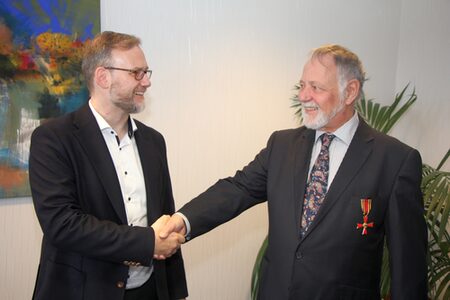 Landrat Jens Womelsdorf und Dr. Gangolf Seitz bei der Verleihung des Bundesverdienstkreuz