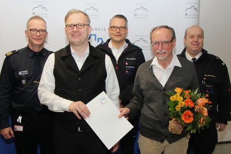 Landrat Womelsdorf überreicht die Verabschiedungsurkunde an Dr. Erich Wranze-Bielefeld