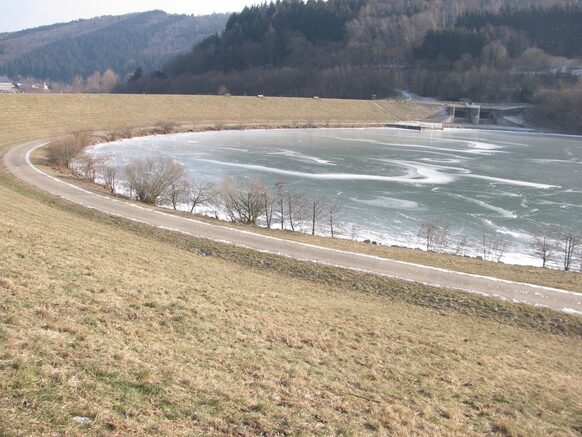 Zugefrorener Perfstausee