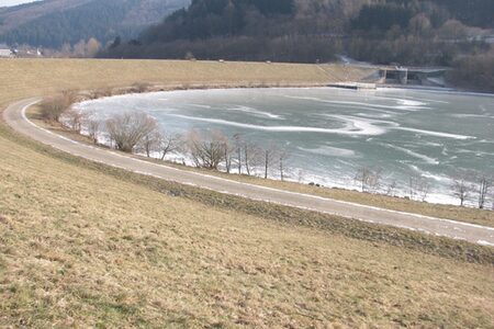 Zugefrorener Perfstausee