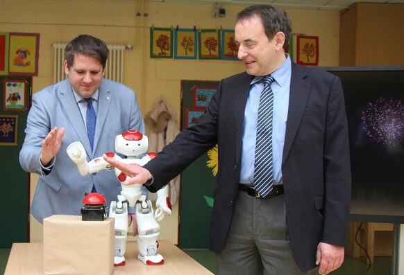 Der Erste Kreisbeigeordnete und Schuldezernent Marian Zachow und der hessische Kultusminister Prof. Dr.  R. Alexander Lorz