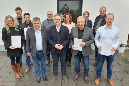 Gruppenbild: Landrat Jens Womelsdorf mit Vertreterinnen und Vertretern der Region Marburg Land sowie Mitarbeitenden der Verwaltung