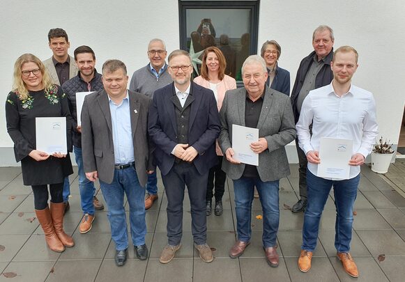 Gruppenbild: Landrat Jens Womelsdorf mit Vertreterinnen und Vertretern der Region Marburg Land sowie Mitarbeitenden der Verwaltung