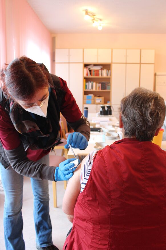 Impfung einer Bewohnerin in einem Pflegeheim