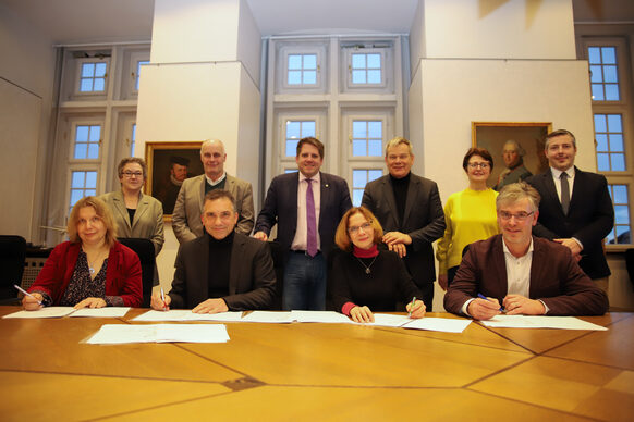 Vertreter*innen der Universitätsstadt Marburg, des Landkreises Marburg-Biedenkopf, des Staatlichen Schulamtes und der drei beteiligten Schulen