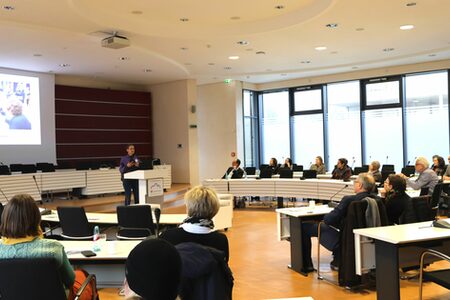Sabine Zimmermann am Rednerpult und Teilnehmende der Kulturkonferenz