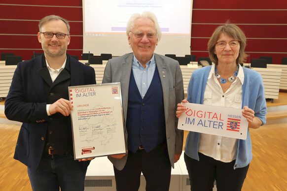 Landrat Jens Womelsdorf, Dr. Heinz Zielinski von der Landesstiftung „Miteinander in Hessen“ und Doris Heineck von der Freiwilligenagentur Marburg-Biedenkopf