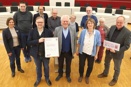 Dr. Heinz Zielinski von der Landesstiftung „Miteinander in Hessen“, Doris Heineck von der Freiwilligenagentur Marburg-Biedenkopf mit Mitarbeitenden des Kreises sowie Digital-Lotsinnen und -Lotsen