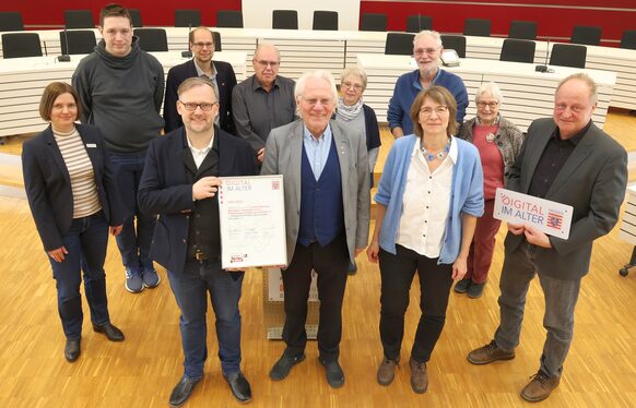 Dr. Heinz Zielinski von der Landesstiftung „Miteinander in Hessen“, Doris Heineck von der Freiwilligenagentur Marburg-Biedenkopf mit Mitarbeitenden des Kreises sowie Digital-Lotsinnen und -Lotsen