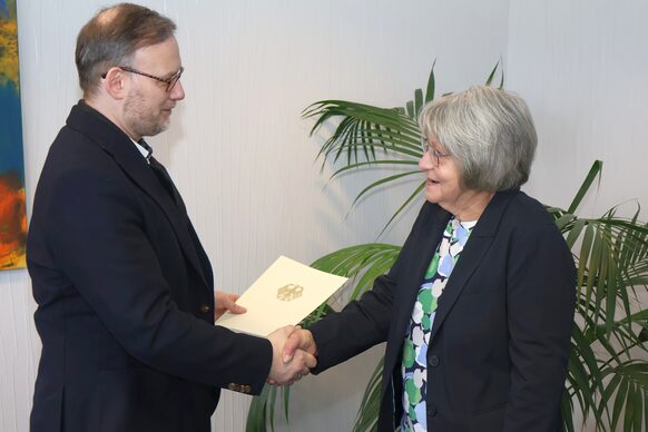 Landrat Jens Womelsdorf überreichte die Auszeichnung an Helga Hübener