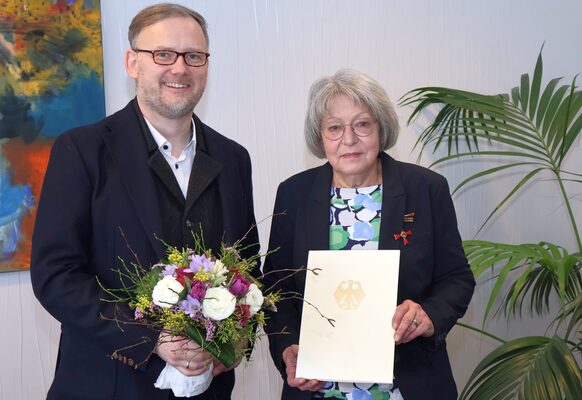 Landrat Jens Womelsdorf und Helga Hübener